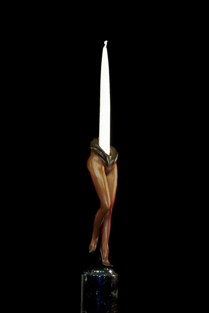 Portacandela della signora - Marrone - Scultura di bronzo