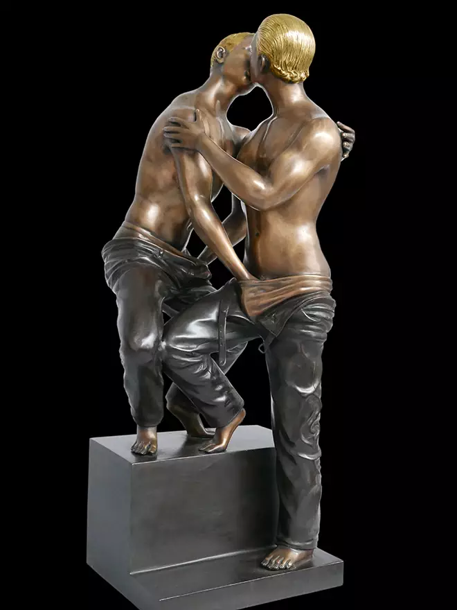 Dos gays que se besan - Oro/Marrón - Escultura de bronce