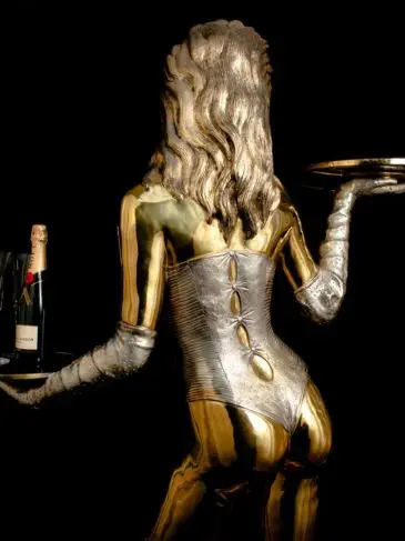  Statua