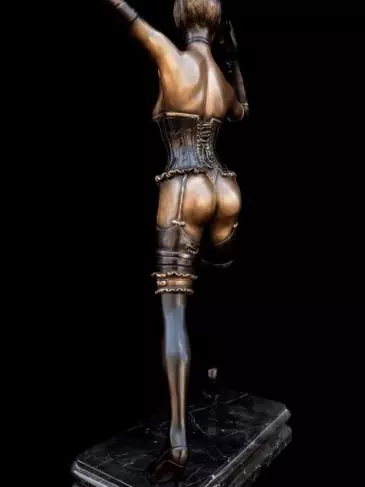  Escultura de bronce